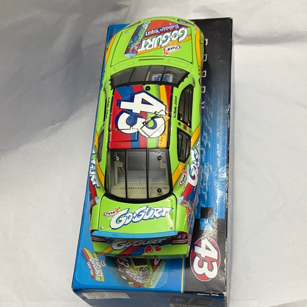 1:24 Diecast 43 Bobby Labonte NASCAR limited edition Go-Gurt car - Picture 6 of 12